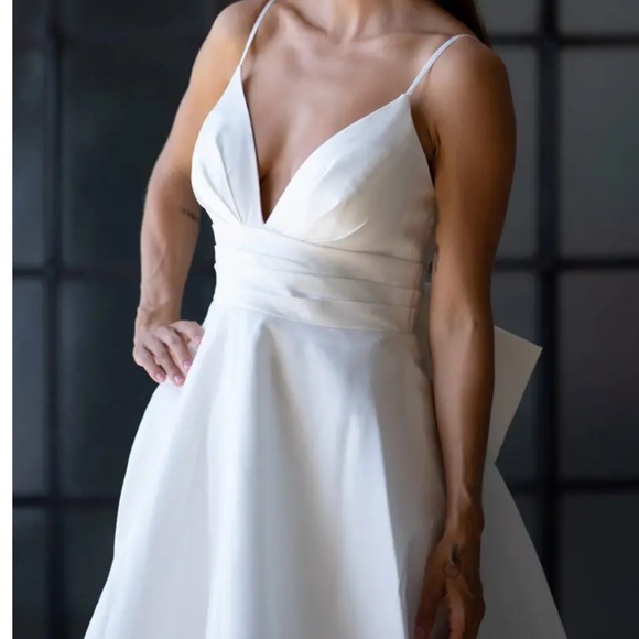 BRAND NEW Martina Liana Wedding Dress - Picture 3 of 7